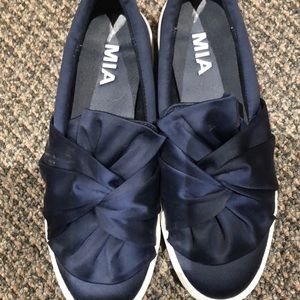 Navy bow shoes